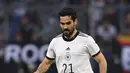 Gelandang Jerman, İlkay Gundogan membawa bola saat bertanding melawan Inggris pada pertandingan Grup A3 UEFA Nations League di Allianz Arena, Munich, Rabu (8/6/2022). Inggris bermain imbang dengan Jerman 1-1. (AP Photo/Markus Ulmer)