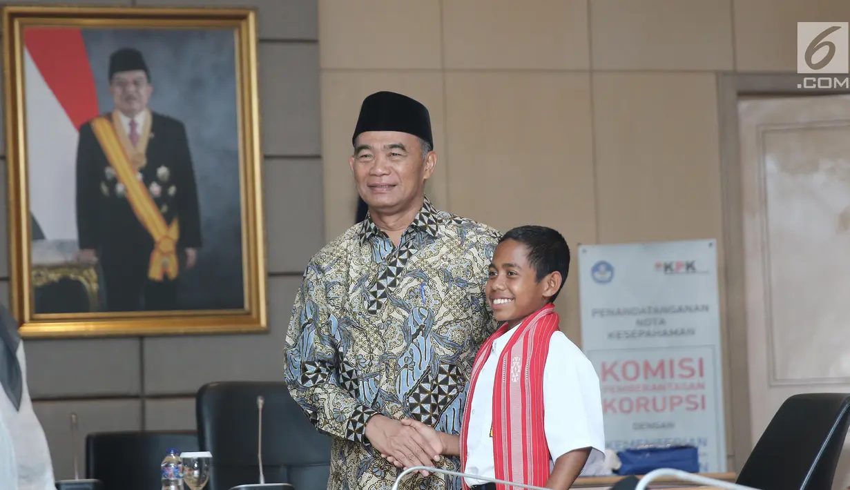 Yohanes “Joni” Ande Kala bertemu Mendikbud, Muhadjir Effendy di Jakarta, Senin (20/8). Joni mendapat beasiswa pendidikan hingga lulus SMA dari Kemendikbud atas aksi patriotnya memanjat tiang bendera pada upacara HUT ke-73 RI (Liputan6.com/Herman Zakharia)