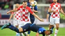 Gelandang Kroasia, Ante Rebic, berebut bola dengan gelandang Slowakia, Martin Maljent, pada laga Kualifikasi Piala Eropa 2020 di Trnava, Jumat (6/9). Slowakia kalah 0-4 dari Kroasia. (AFP/Joe Klamar)