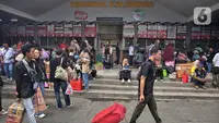 Penumpang Membludak di Terminal Kalideres Jelang Lebaran, Ruang Tunggu Tak Muat