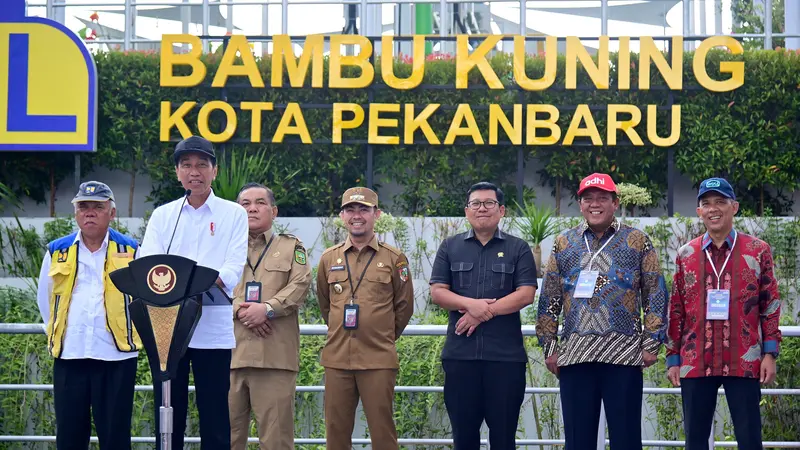 Presiden Joko Widodo atau Jokowi saat meresmikan Sistem Pengelolaan Air Limbah Domestik Terpadu (SPALDT) Bambu Kuning di Kota Pekanbaru, Riau, Jumat (31/5/2024).