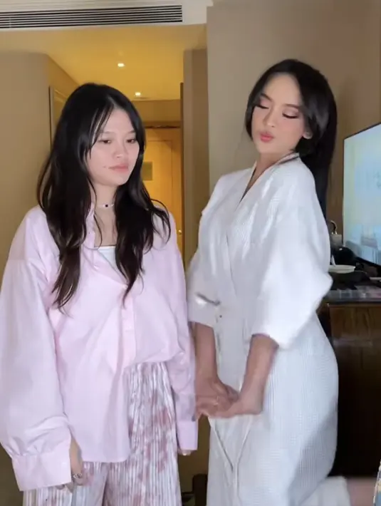 Saat makeup, keduanya kerap membuat video challenge. Lyodra masih mengenakan handuk kimono putih. Semenara Fauzia mengenakan setelan pink. [@fauziaahanum]