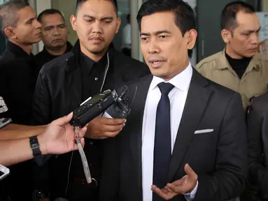 Bupati Kepulauan Morotai, Maluku Utara Rusli Sibua kembali absen dalam pemanggilan penyidik KPK, Jakarta, Selasa (7/7/2015). Melalui pengacaranya Achmad Rifai, Rusli mengirimkan surat mengenai ketidak hadirannya. (Liputan6.com/Helmi Afandi)