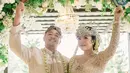 Kabar bahagia datang dari gitaris Geisha Roby Satria. Setelah lima tahun menduda, Roby menikah lagi dengan Hanna Hanifah. Pernikahan Roby dan Hanna di gelar pada Sabtu, 23 Desember 2023. Berikut beberapa potretnya. [Instagram/redberrywedding]