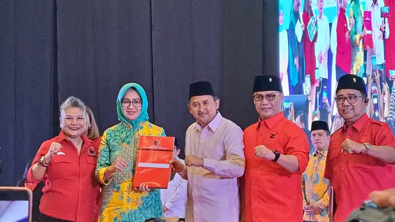 Pasangan bakal cagub dan cawagub Airin Rachmi Diany-Ade Sumardi resmi diusung PDIP maju di Pilgub Banten 2024, Minggu (25/8/2024).