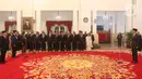 Presiden Joko Widodo atau Jokowi (kanan) saat melantik anggota Dewan Pertimbangan Presiden (Wantimpres) di Istana Negara, Jakarta, Jumat (13/12/2019). Jokowi resmi melantik sembilan anggota Wantimpres. (Liputan6.com/Angga Yuniar)
