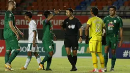 Kapten tim PS Sleman, Mohammad Bagus Nirwanto pun memprotes keputusan Yudi Nurcahya karena memberikan tendangan bebas bagi kubu lawan. (Foto: Bola.com/Ikhwan Yanuar)