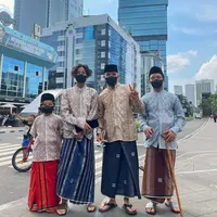 Gaya Gen Halilintar selepas salat Jumat saat berada kawasan Sudirman. (Sumber: Instagram/genhalilintar)