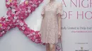 Kali ini Renata Kusmanto tampil simple feminine dengan dress brukat pink dan sling bag [@renata711]