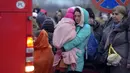 Pengungsi, sebagian besar wanita dan anak-anak, menunggu transportasi di perbatasan di Medyka, Polandia, Sabtu (5/3/2022). Mereka melarikan diri dari invasi Rusia di Ukraina. (AP Photo/Markus Schreiber)