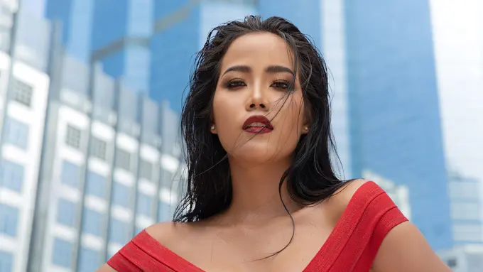 bibir merah model serius