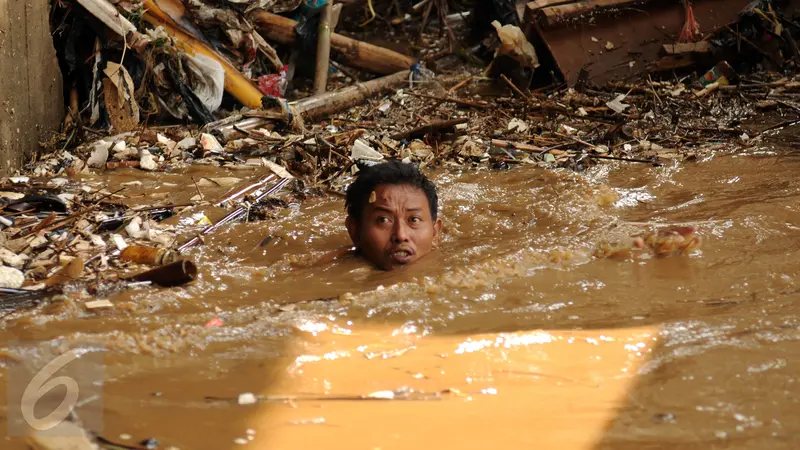 20151117-Puluhan Ton Sampah Menumpuk di Kolong Jembatan Rawajati, Rumah Warga Terendam-jAKARTA