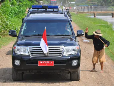 Presiden Joko Widodo menyapa seorang warga saat kunjungan ke Subang, Jabar, Jumat (26/12). (ANTARA FOTO/Agus Suparto)