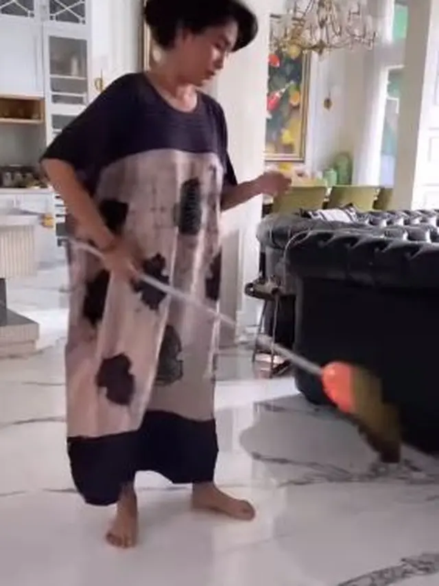 Ussy Sulistiawaty membersihkan rumahnya (Instagram/ussypratama)