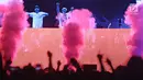 Duo DJ asal Amerika, Alex Pall dan Andrew Taggart tampil pada "The Chainsmokers Live in Concert" di JIExpo, Kemayoran, Jakarta, Jumat (30/3). Duo DJ asal Amerika tampil hibur penonton ajak berjoget pukul 22.00 WIB. (Liputan6.com/Herman Zakharia)