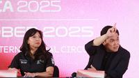 Direktur Utama InJourney Maya Watono dan Menpora RI Erick Thohir dalam sesi konferensi pers jelang MotoGP 2025 seri Mandalika di Auditorium Kemenpora RI, Jakarta, Senin (29/9/2025). (Bola.com/M. Iqbal Ichsan).