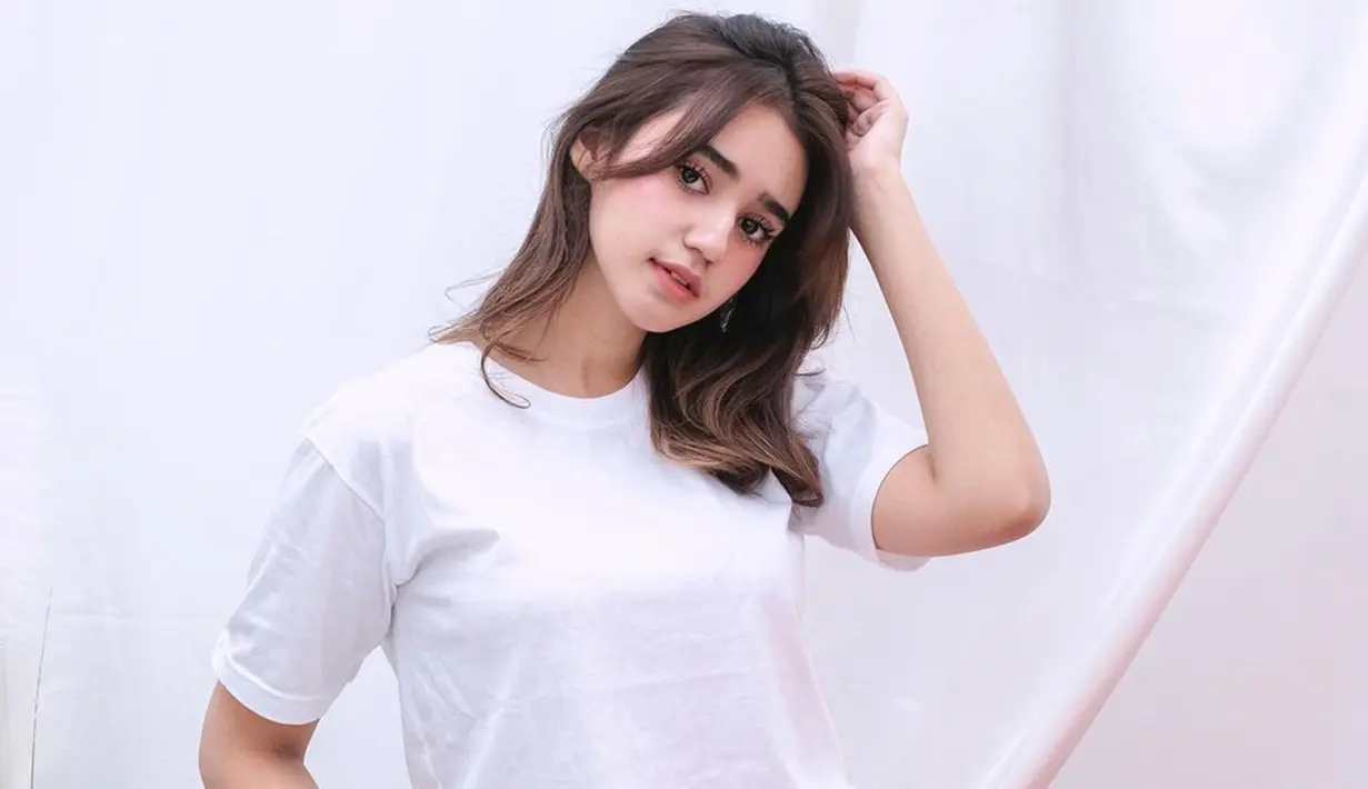Tak hanya bersuara merdu, mahasiswa asal Malang ini juga panya paras cantik. Apalagi Nabilah Vadaq punya gaya penampilan stylish. Peserta Indonesian Idol ini tampak cantik dengan berbagai busana yang ia kenakan. (Liputan6.com/IG/nabilahvdq)