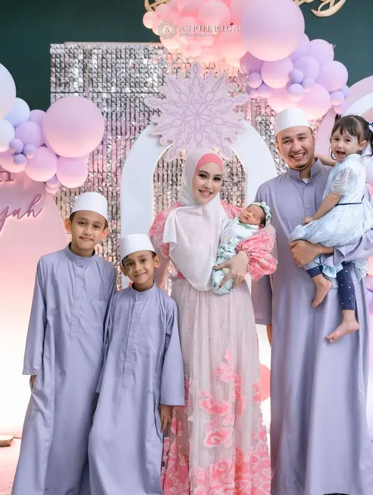 Sedangkan sang suami, Habib Usman dan kedua putra dari pernikahannya terdahulu kompak memakai gamis berwarna biru. [Foto: instagram/kartikaputriworld]
