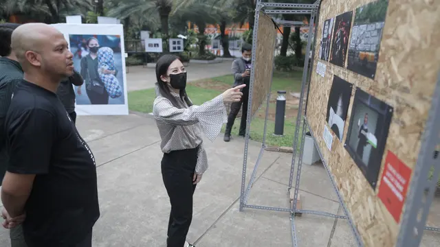 [Fimela] Angela Tanoesoedibjo Apresiasi Pameran Rekam Jakarta 24+