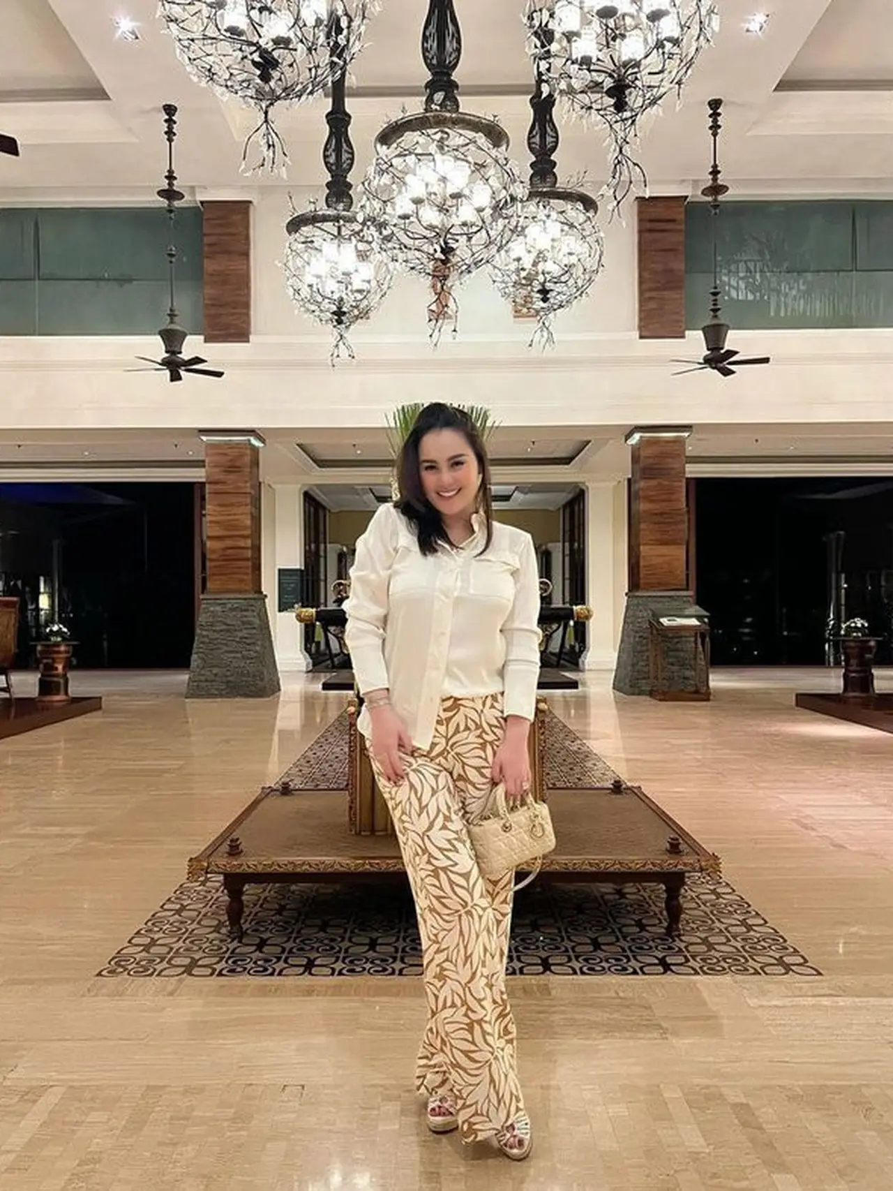 Hangout Bareng Desy Ratnasari, Ini 6 Potret Liburan Jennifer Dunn di
