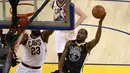 Pebasket Golden State Warriors, Kevin Durant, berusaha memasukan bola saat melawan Cleveland Cavaliers, pada final NBA di Oracle Arena, Oakland, Minggu (3/6/2018). Warriors menang 122-103 atas Cavaliers. (AFP/Ezra Shaw)
