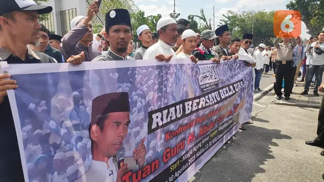 Gerakan Forum Umat Islam Riau Pembela UAS menggelar demonstrasi di depan Mapolda Riau, Jalan Jenderal Sudirman, Pekanbaru.