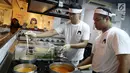 Chef membuat masakan ramen khas Jepang di rumah makan Yoisho Ramen, Jakarta Selatan. Masakan khas Jepang ini mengembangkan resep kuno dengan bahan lokal yang halal untuk dimakan. (Liputan6.com/Fery Pradolo)