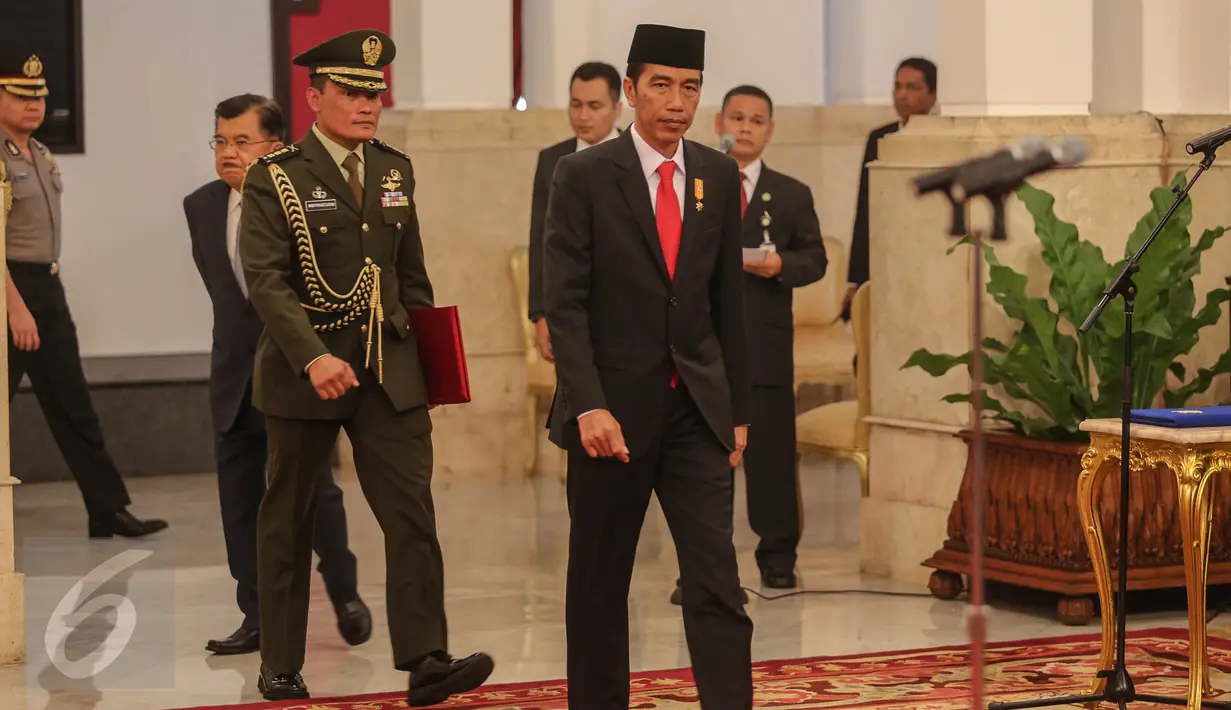 Presiden Jokowi bersiap melantik sembilan orang yang akan bertugas sebagai Komisi Kejaksaan 2015-2019 di Istana Negara, Jakarta, Kamis (6/7/2015). Komisi ini tugasnya untuk mengawasi kinerja seluruh jaksa yang ada di Indonesia.(Liputan6.com/Faizal Fanani)