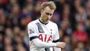 Gelandang Tottenham, Christian Eriksen, kecewa usai takluk dari Crystal Palace. Kekalahan ini merupakan yang pertama setelah dalam delapan laga sebelumnya Spurs tak terkalahkan. (Reuters/Andrew Couldridge)