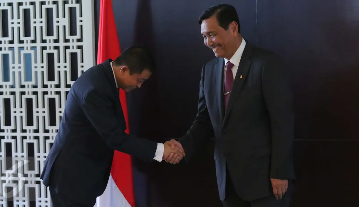 Menko Kemaritiman yang juga Plt Menteri ESDM Luhut Panjaitan berjabat tangan dengan Ignasius Jonan sebelum dimulainya acara sertijab dari Luhut ke Jonan sebagai Menteri ESDM baru, di Kementerian ESDM, Jakarta, Senin (17/10). (Liputan6.com/Angga Yuniar)
