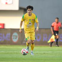 Pemain Persebaya Surabaya,&nbsp;Francisco Rivera saat berhadapan dengan Persita Tangerang&nbsp;pada pekan kedua BRI Super League 2025/2026 di Indomilk Arena, Sabtu (16/8/2025). (Bola.com/ Abdul Aziz)