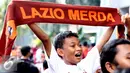 Seorang anak pengemar AS Roma membentangkan shal sebelum menyaksikan tim kesayangannya bertanding di Gelora Bung Karno, Jakarta, Sabtu (25/7/2015). Tim berjuluk Giallorossi akan menggelar pertandingan intern antara skuadnya. (Liputan6.com/Herman Zakharia)