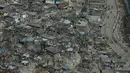 Rumah yang rusak akibat hantaman badai Matthew di wilayah pinggir pantai, Port-au-Prince, Haiti, Senin (10/10). Menurut Sekjen PBB, sedikitnya 1,4 juta orang membutuhkan bantuan darurat setelah badai Matthew menerjang Haiti (REUTERS/Carlos Garcia Rawlins)