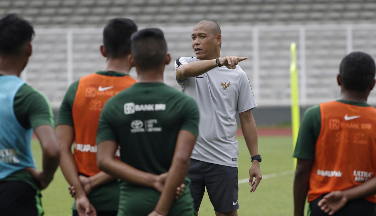 Asisten pelatih Timnas Indonesia U-22, Nova Arianto, memberikan arahan saat latihan di Stadion Madya Senayan, Jakarta, Selasa (22/1). Latihan ini merupakan persiapan jelang Piala AFF U-22. (Bola.com/Yoppy Renato)