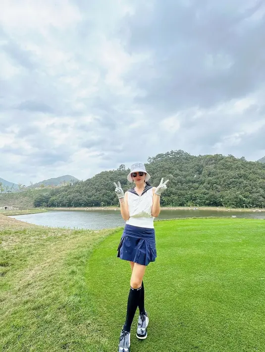 Ibu satu anak ini bahkan menyebutkan jika foto-foto terbarunya tampak semakin baik. Ia juga memuji kemampuan fotografi Hyun Bin yang meningkat dalam unggahan terbarunya. (Liputan6.com/IG/@yejinhand)