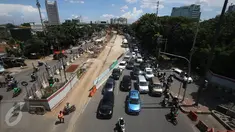 Kendaraan melintasi persimpangan Jalan Gatot Subroto, Jakarta, Senin (10/4). Untuk mengatasi kemacetan, Dishub DKI Jakarta dan Ditlantas Polda Metro Jaya mulai Senin (10/4) tidak akan memberlakukan sistem ganjil genap. (Liputan6.com/Immanuel Antonius)
