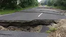 Sebuah jalan retak disebabkan gempa menghentikan akses kendaraan, 70 km sebelah selatan dari Blenheim di Pulau Selatan, Selandia Baru, Senin (14/11). Gempa 7,8 SR yang mengguncang Selandia Baru mengakibatkan jalan tersebut retak. (REUTERS/Anthony Phelps)