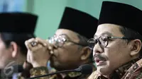 Wakil Ketua Umum MUI Zainut Tauhid Sa'adi (tengah) memberikan penyataan sikap MUI di Jakarta, Kamis (2/2). Pernyataan sikap tersebut terkait tudingan kepada KH Ma'ruf Amin dalam persidangan ke delapan kasus penodaan agama. (Liputan6.com/Faizal Fanani)