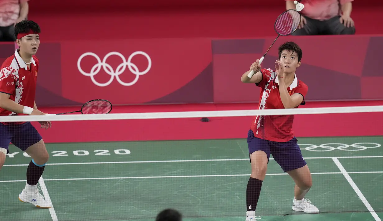 Pebulu tangkis China Yue Du/Yin Hui Li saat melawan pebulu tangkis Indonesia Greysia Polii/Apriyan Rahayu pada perempat final ganda putri di Olimpiade Tokyo 2020, Tokyo, Jepang, Kamis (29/7/2021). Greysia Polii/Apriyan Rahayu menang. (AP Photo/Markus Schreiber)