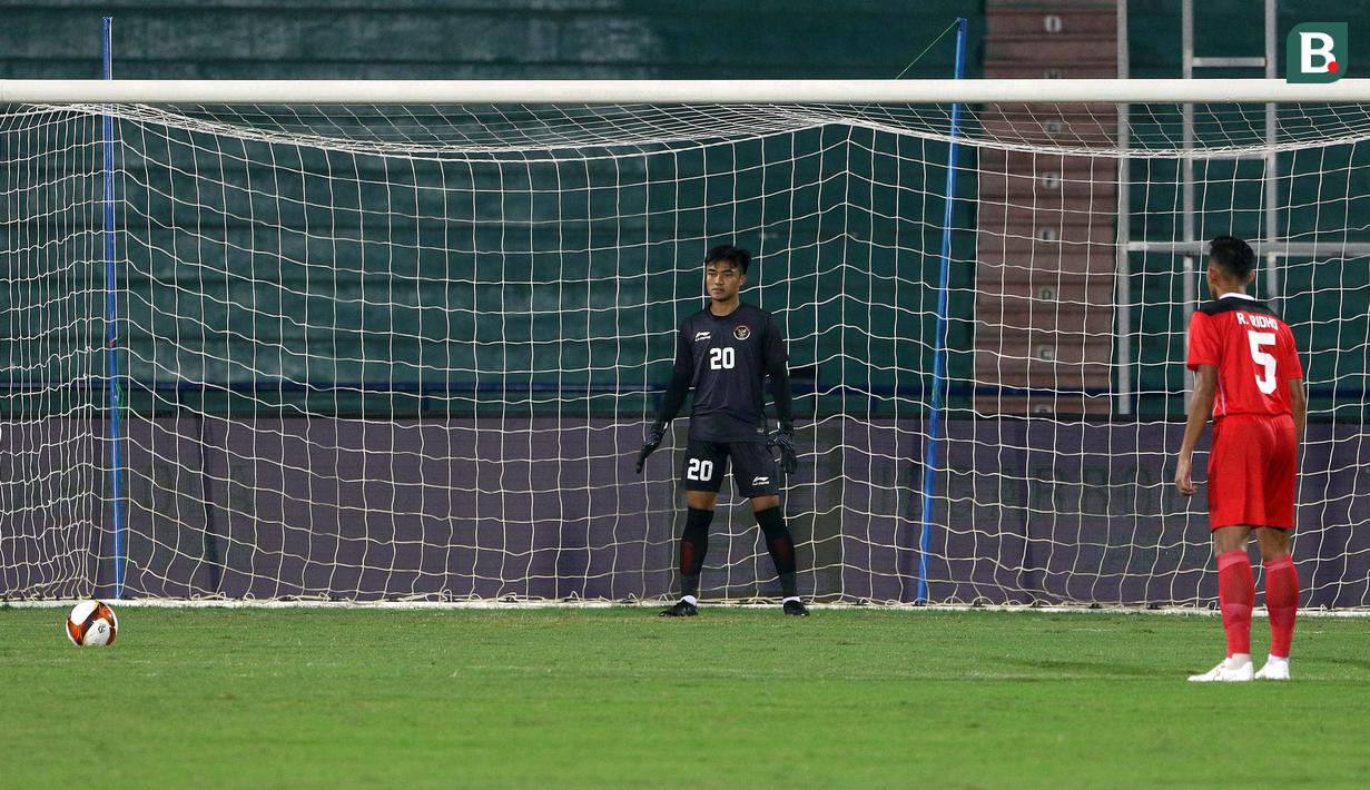 Petaka langsung menghampiri Timnas Indonesia ketika laga baru berjalan dua menit dalam laga yang berlangsung di Stadion Viet Tri, Vietnam. Wasit menunjuk titik putih usai Marc Klok menjatuhkan pemain Timor Leste di kotak terlarang. (Bola.com/Ikhwan Yanuar)