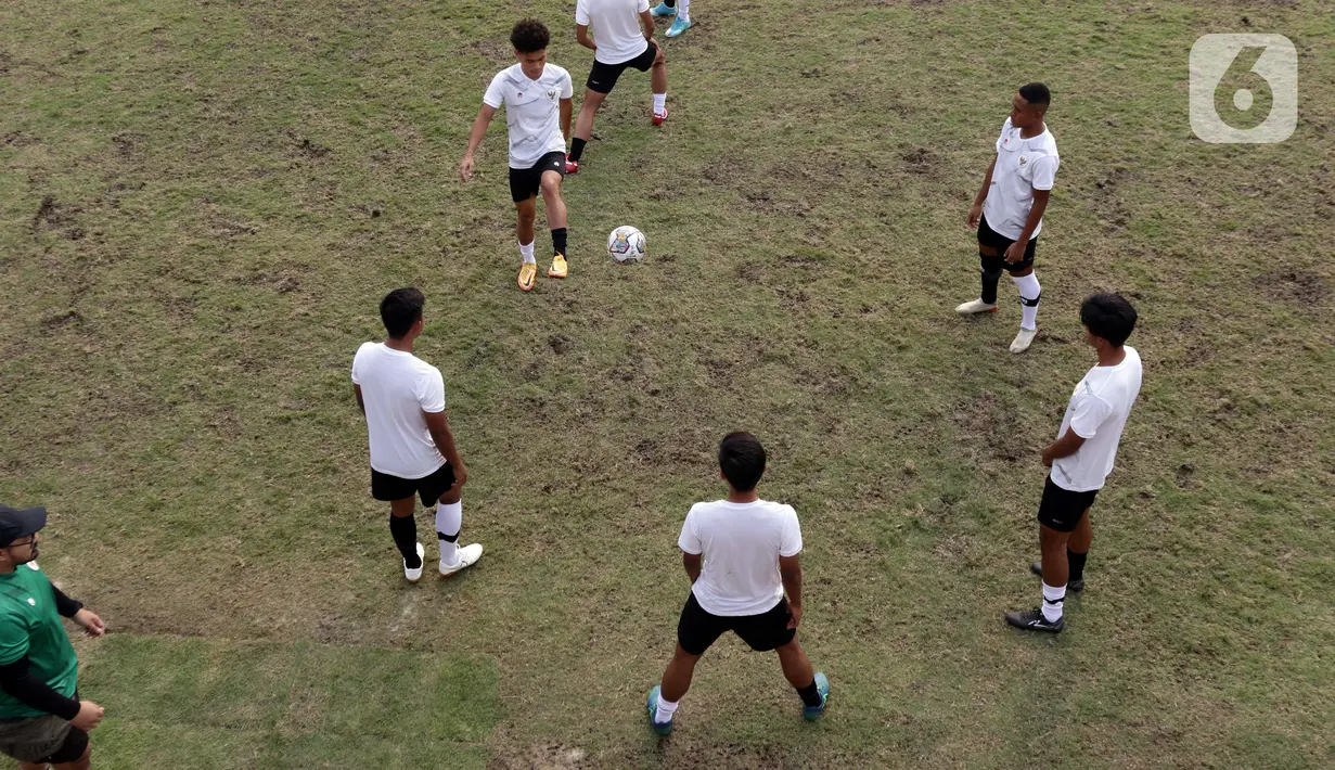 Pesepakbola Timnas U-19 Indonesia saat latihan di Lapangan A Gelora Bung Karno, Jakarta, Selasa (30/8/2022). Menghadapi babak kualifikasi Piala Asia U20 2023 yang akan digelar 14-18 September mendatang, pemain Timnas U-19 Indonesia berlatih tiga kali dalam sehari. (Liputan6.com/Helmi Fithriansyah)