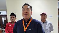 Bendahara Tim Pemenangan Pramono-Rano, Charles Honoris, menyambangi Kecamatan Tamansari, Jakarta Barat, Jumat (29/11/2024). Kehadirannya untuk memantau langsung proses rekapitulasi suara Pilkada Jakarta 2024. (Liputan6.com/Ady Anugrahadi)
