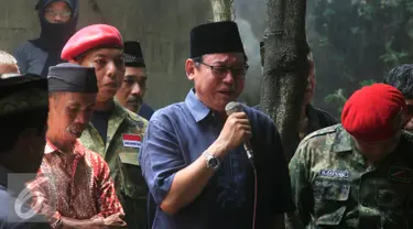  Ketua Umum PP PPP muktamar Jakarta Djan Faridz menangis saat menghadiri pemakaman di rumah duka Didin Bolewan di Mlati,Sleman, Yogyakarta (18/4). Didin meninggal usai mengikuti takbir akbar PPP 17/4 kemarin. (Liputan.com/Boy Harjanto)