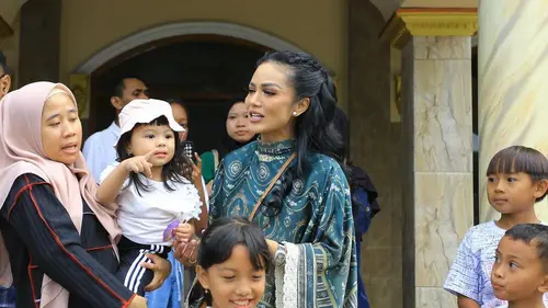 6 Potret Krisdayanti Rayakan Idul Adha 2024 dengan Cucu di Malang, Raul  Lemos Gendong Baby Azura - ShowBiz Liputan6.com
