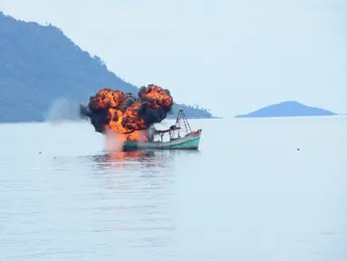 Sebuah kapal asing pencuri ikan di wilayah laut Indonesia dihancurkan TNI, Perairan Anambas, Kepulauan Riau, Jumat (5/12/2014). (Dokumentasi Puspen TNI)