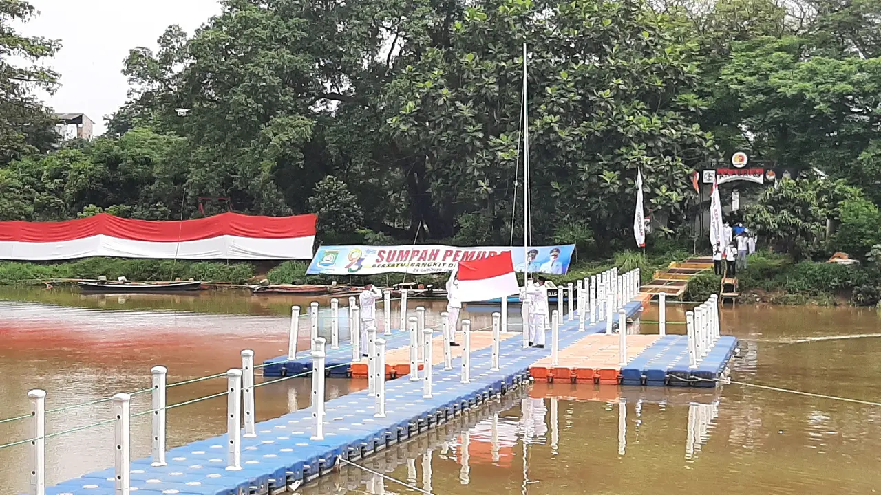 Merah Putih Berkibar di Sungai Cisadane Peringati Hari Sumpah Pemuda