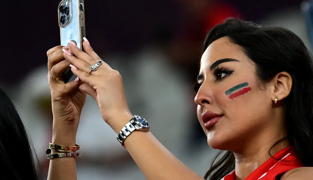 Seorang fans wanita Maroko menunggu pertandingan grup F Piala Dunia 2022 antara Kanada dan Maroko di Stadion Al Thumama di Doha, Qatar, Kamis, 1 Desember 2022. (AFP Photo/Miguel Medina)