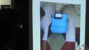 Basarnas menampilkan slide foto berupa gambar tas koper anak kecil, Jakarta, Selasa (30/12/2014). (Liputan6.com/Herman Zakharia)