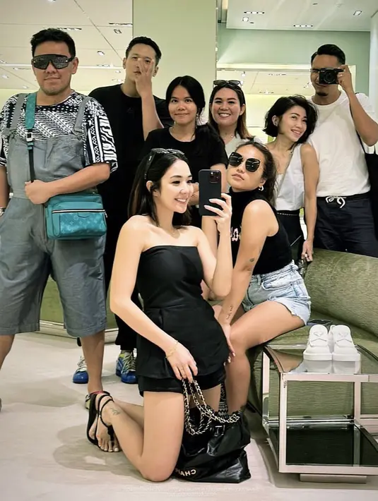 Berada di Singapura bersama teman-temannya, Gisel mengenakan top off shoulder dipadukan short pants warna serasi. Ia membawa tas Chanel dan mengenakan sandal warna hitam (@gisel_la)