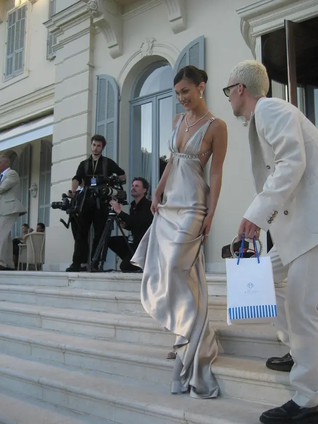 6 Gaya Bella Hadid Dibalut Backless Dress di Festival Film Cannes 2024, Makin Stunning usai Pensiun Jadi Model